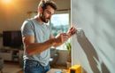 Cette astuce ultra rapide des électriciens pour éliminer le grésillement d’un interrupteur sans le démonter