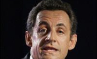 Nicolas Sarkozy a lancé mardi son grand chantier de réforme des institutions en commençant à consulter les partis politiques, avant d'installer mercredi un "comité de réflexion" de treize membres, dont le socialiste Jack Lang.