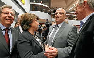 Le centriste Damien Castelain (2e en partant de la droite) succède à la maire socialiste de Lille, Martine Aubry.