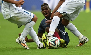 Paul Pogba taclé par le Hondurien Wilson Palacios (à droite), pendant France-Honduras, le 15 juin 2014.
