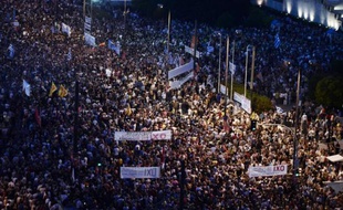 Des milliers de manifestants anti-austérité défilent le 29 juin 2015 à Athènes