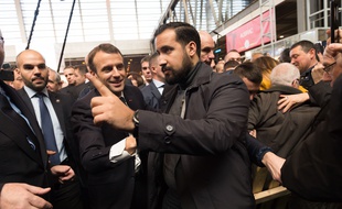 Emmanuel Macron et Alexandre Benalla au Salon de l'agriculture le 24/03/2018. Credit:Witt/SIPA/1807190851