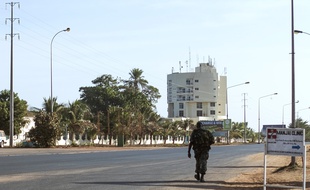 Un membre de l'armée marche dans les rues vides de Banjul