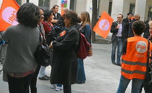 Des contractuels et des employés ont manifesté lundi devant le CCAS.