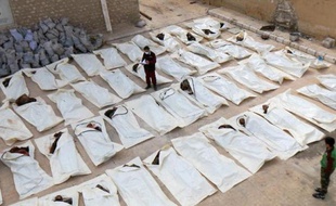 Des dépouilles d'hommes présentés comme des soldats du régime syrien sont alignées dans une cour à Alep, dans la partie de la ville tenue par les rebelles, le 22 février 2015
