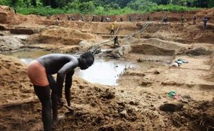 Des travailleurs dans une mine de diamants, le 22 mai 2015