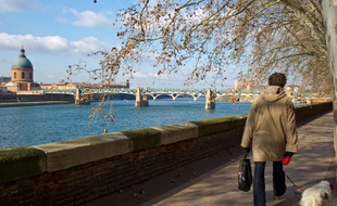 Les berges de la Garonne à Toulouse. Illustration.