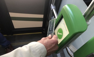 Un usager valide son abonnement dans un bus à Nantes, le 20 août 2019