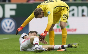 Robert Lewandowski reste au sol après s'être fait tacler par le gardien de Brême le 17 octobre 2015.