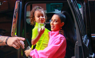 North West dans les bras de sa maman, la star de la téléréalité Kim Kardashian