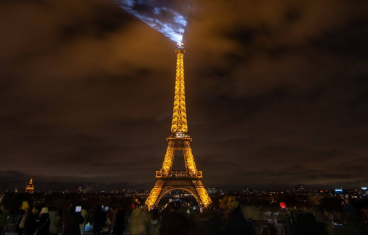 Paris : Comment un homme a-t-il pu rester toute la nuit sur la tour Eiffel ?