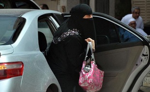 Une saoudienne sort d'une voiture à Ryad en mai 2011