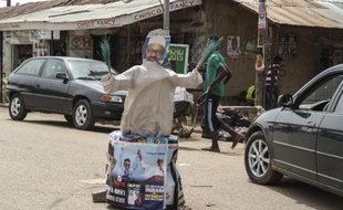 Une affiche pour le candidat de l'opposition à l'élection présidentielle, l'ancien général Muhammadu Buhari, le 27 mars 2015 dans la ville de Kaduna, dans le centre du Nigeria