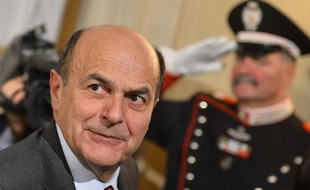 Le président italien Giorgio Napolitano devait donner mandat vendredi à une personnalité, vraisemblablement le leader de la gauche Pier Luigi Bersani, pour tenter de former un nouveau gouvernement et sortir de l'impasse politique créée par l'absence de majorité stable au parlement.