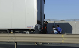 Illustration de réfugiés tentants d'entrer dans un camion le 2 septembre 2017, près de Calais.