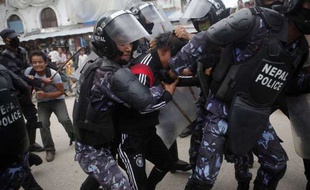 Des policiers interpellent un manifestant à Katmandou au Népal.