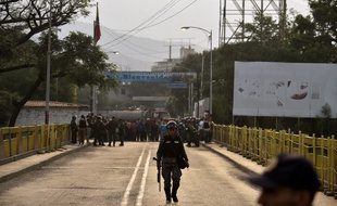 Un militaire vénézuélien, sur le pont Simon Bolivar à la frontière avec la Colombie ce samedi 23 février.