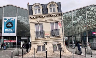 « Maison fond » est une œuvre de Leandro Erlich située sur le parvis la gare du Nord (10e arrondissement)