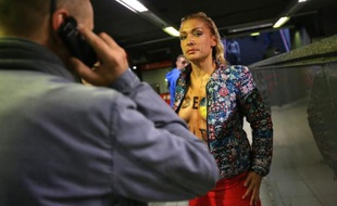Inna Shevchenko, leader du mouvement des Femen, pose le 16 octobre 2014 dans le métro à Milan après une action contre la venue de Vladimir Poutine au sommet Europe-Asie