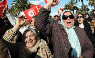 A quelques mètres, deux jeunes femmes s'époumonnent: "La Tunisie est libre, non aux esprits arriérés!" "Ce n'est pas parce qu'on est musulman qu'on est islamiste. J'en ai assez que l'islam soit utilisé contre nous", explique Nadia, une jeune cadre voilée.