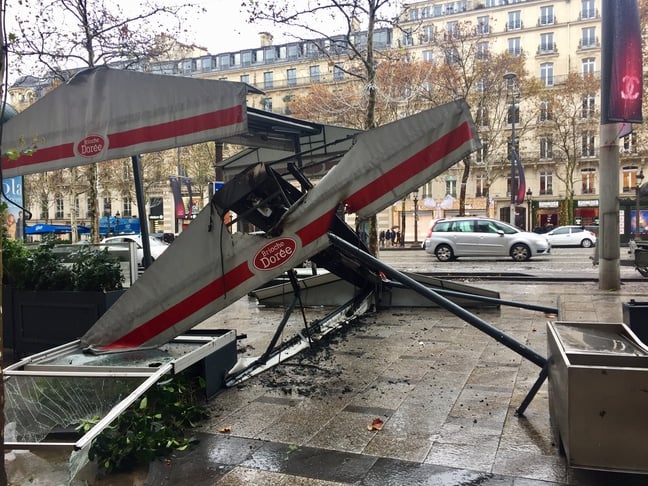 Les terrasses de plusieurs enseignes de restauration sur les Champs-Elysées ont été partiellement détruites en marge de la manifestation des 