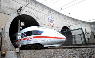 L'exploitant d'Eurotunnel a célébré jeudi le passage sous la Manche de son 300 millionième voyageur depuis la mise en exploitation en juin 1994 du tunnel ferroviaire sous marin qui permet de relier Paris, Bruxelles à Londres en un temps record.