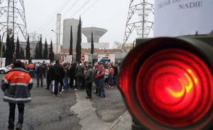 L'économie espagnole n'a enregistré en 2011 qu'une faible croissance, de 0,7%, retombant dans le rouge au dernier trimestre, ce qui préfigure un prochain retour à la récession, selon les chiffres officiels provisoires publiés lundi.