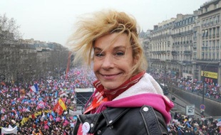 Frigide Barjot à la tête d'une manifestation anti-mariage pour tous à Paris le 24 mars 2013