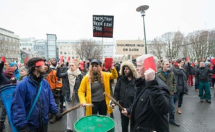 Manifestation devant le Parlement le 8 avril 2016 à Reykjavik