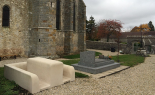 La MomTomb, tombe-pique-nique conçue par Wolfgang Natlacen a été installée dans le cimetière de Mons-en-Montois, en Seine-et-Marne.