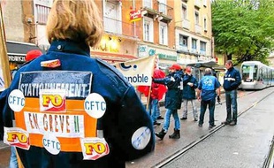 Les grévistes ont bloqué le tramway pendant un peu plus d'un quart d'heure.