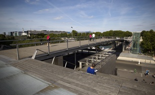 Les ascenseurs de la passerelle Simone de Beauvoir ont été hors service pendant plus de six mois, en raison de la crue de la Seine en mai 2016.