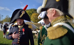 "En Lituanie, on adore Napoléon", explique Egidijus Sliauzys, hussard venu perdre dimanche avec l'empereur français une grande bataille à Leipzig (Allemagne), 200 ans après la défaite, lors d'une reconstitution historique avec 6.000 figurants.