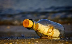 Une bouteille à la mer. Illustration.