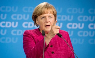 A moins d'un mois des législatives allemandes, la chancelière Angela Merkel a accusé ses adversaires sociaux-démocrates d'avoir pris la décision "fondamentalement erronée" d'admettre la Grèce dans la zone euro.