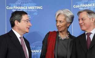 Le gouverneur de la banque centrale italienne, Mario Draghi, à gauche, aux côté de la ministre française de l'Economie, Christine Lagarge, et du gouverneur de la banque centrale française Christian Noyer, à Bercy, avant la réunion du G20 à Paris le 19 février 2011.