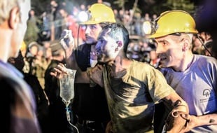 Un mineur est extrait de terre, entouré par des secouristes, après une explosion dans une mine de charbon de la province de Manisa, en Turquie, le 13 mai 2014