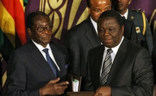 Le principal parti d'opposition zimbabwéen a accepté vendredi d'entrer à la mi-février dans un gouvernement d'union avec le président Robert Mugabe, un pas important vers une éventuelle sortie de crise après près d'un an de blocage politique.
