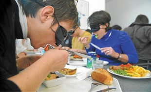 Difficile de manger à l'aveugle pour ces étudiants, sensibilisés aux problèmes du handicap.