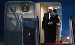 Donald Trump sortant de l'avion Air Force One