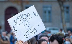 Dans une manifestation de fidèles catholiques demandant le retour des messes.