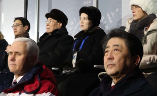 Mike Pence (à g.) et le Premier ministre japonais Shinzo Abe lors de la cérémonie d'ouverture des JO de Pyeongchang, le 10 février 2018. Derrière eux, le haut responsable nord-coréen Kim Yong-nam et la sœur du dirigeant Kim Jong-un.