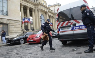 Un officier de police tient une poule de l'opération de la Manif pour tous devant l'Assemblée nationale à Paris, le 4 décembre 2013.