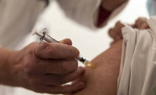 Un patient reçoit une dose d'un vaccin contre le Covid-19, à Strasbourg le 4 janvier 2021.