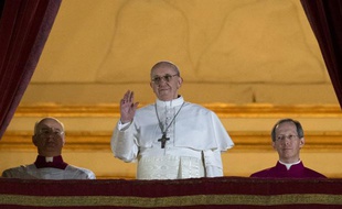 Le cardinal Jorge Bergoglio, apparaît au balcon de la basilique St Pierre de Rome après avoir été élu pape, le 13 mars 2013 au Vatican.