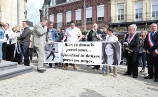 Des proches d'Aurélie Châtelain rendent hommage à la jeune femme en avril 2015 à Caudry, dans le Nord