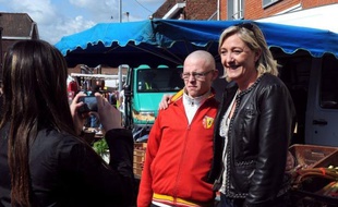 "Regarde, c'est Marine le Pen" : émus ou indifférents, les habitants de Courrières ont assisté mercredi matin, sur le marché, aux premiers pas de la candidate du Front national dans la campagne pour les législatives de la 11e circonscription du Pas-de-Calais.