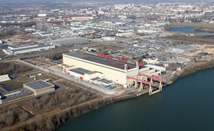 Vue aérienne de l'usine Areva de Chalon/Saint-Marcel qui fournit les équipements lourds aux centrales nucléaires.
