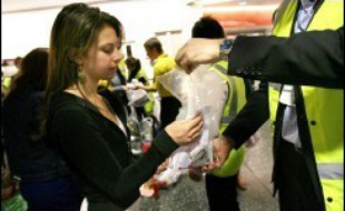 A partir de lundi, les voyageurs ne pourront plus prendre avec eux en cabine que des flacons ou des tubes d'une contenance inférieure à 100 ml. L'ensemble de ces récipients devra tenir dans un sac en plastique transparent d'un litre maximum.
