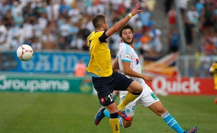 Le défenseur de Sochaux Mathieu Peybernes face à André-Pierre Gignac, le 19 août 2012